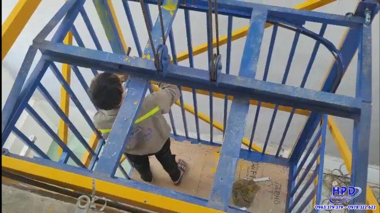 Hình ảnh thi công thang tải hàng Hòa Phát Đạt8