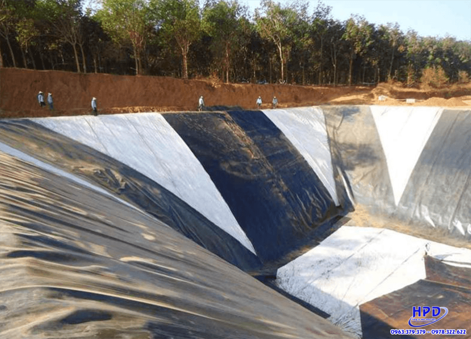 bat-HDPE-trong-thi-cong-xy-ly-rac-thai