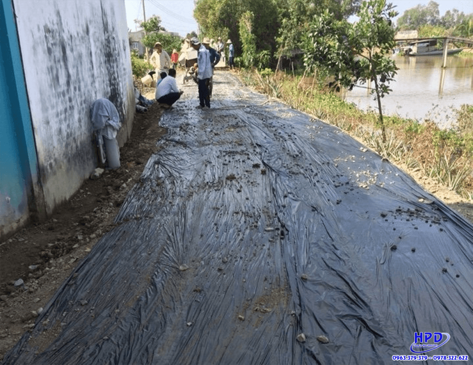 nilon-lot-san-ung-dung-trong-thi-cong-duong-di